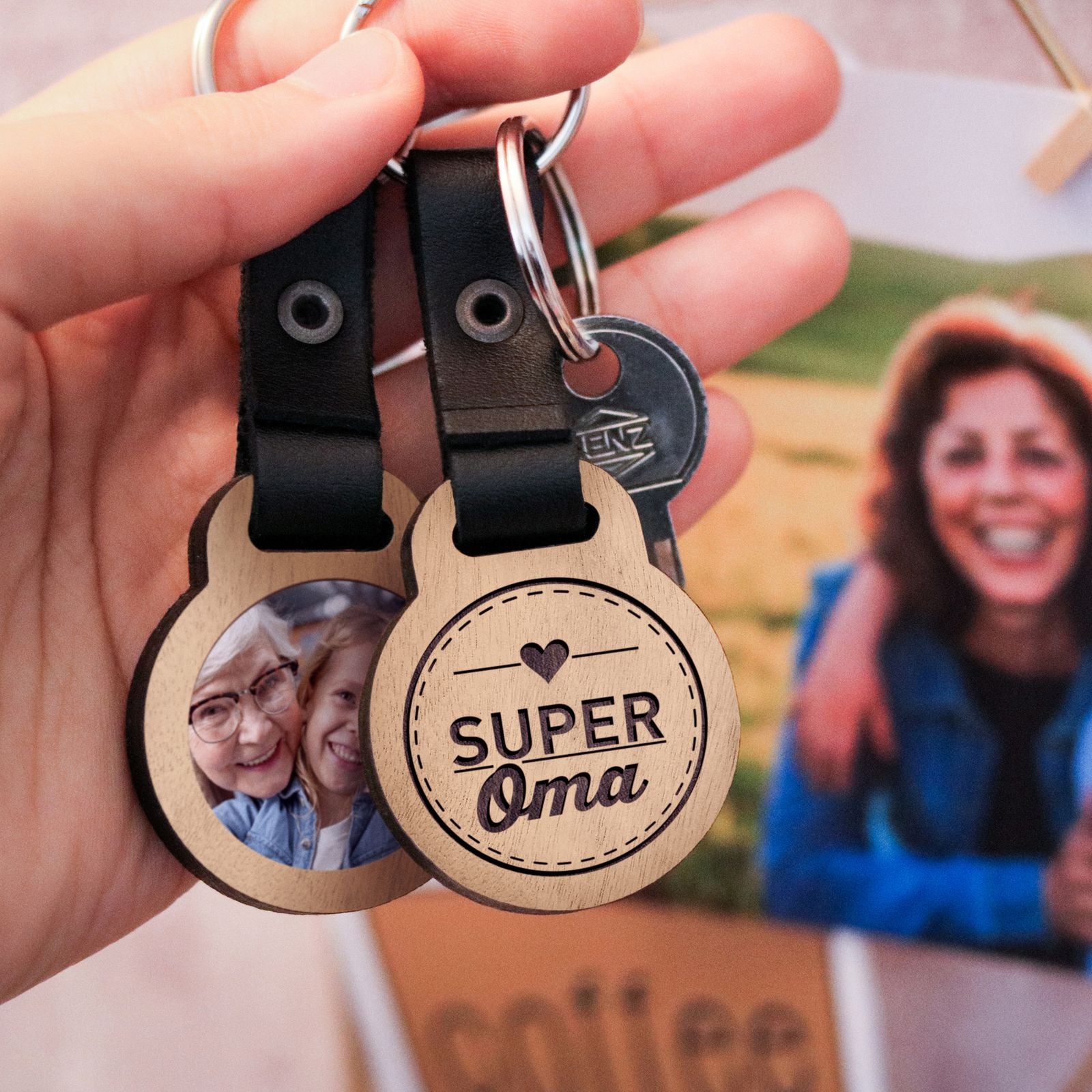 Super Oma - Foto-Schlüsselanhänger aus Eichenholz mit Gravur und kratzfestem Foto in Farbe