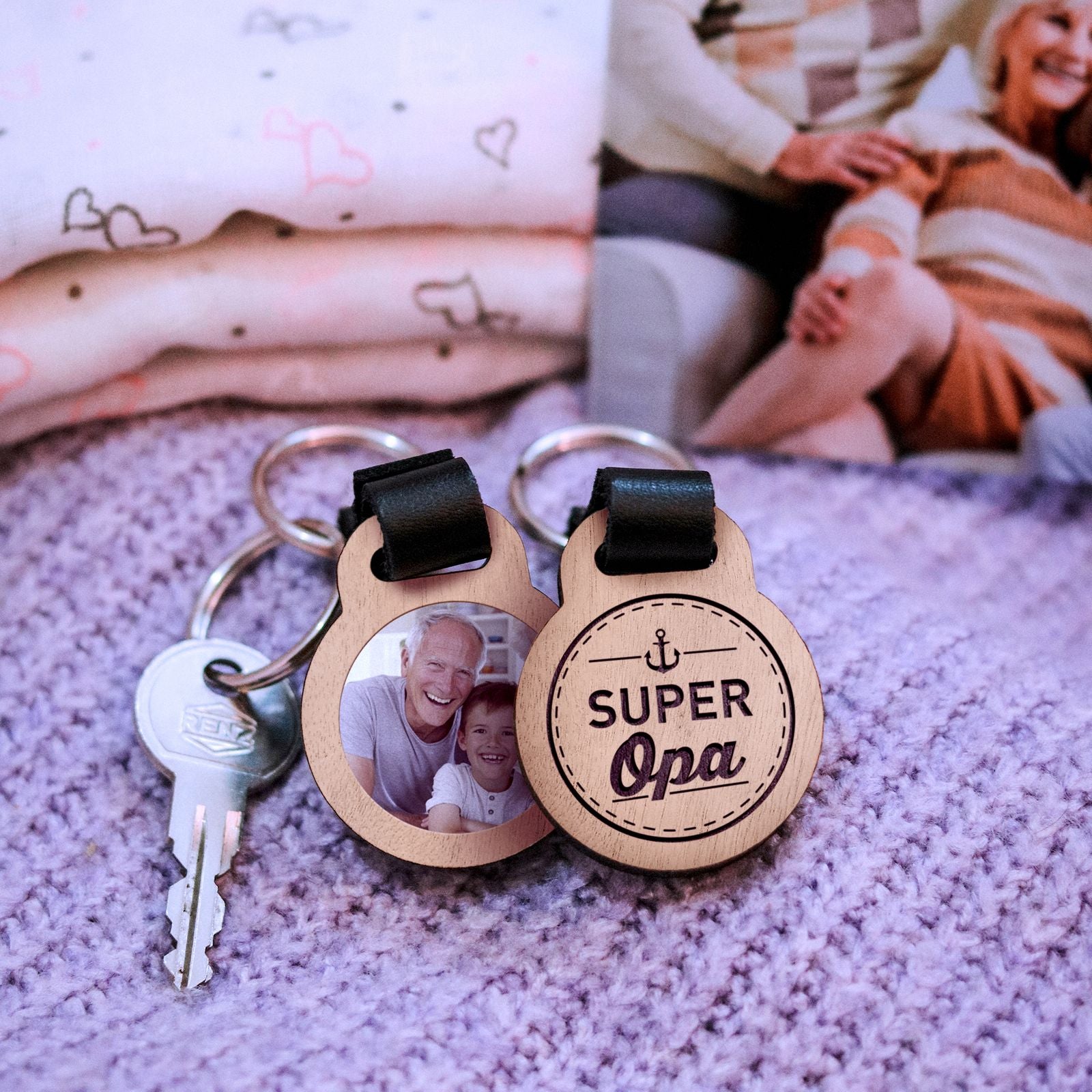 Super Opa - Foto-Schlüsselanhänger aus Eichenholz mit Gravur und kratzfestem Foto in Farbe