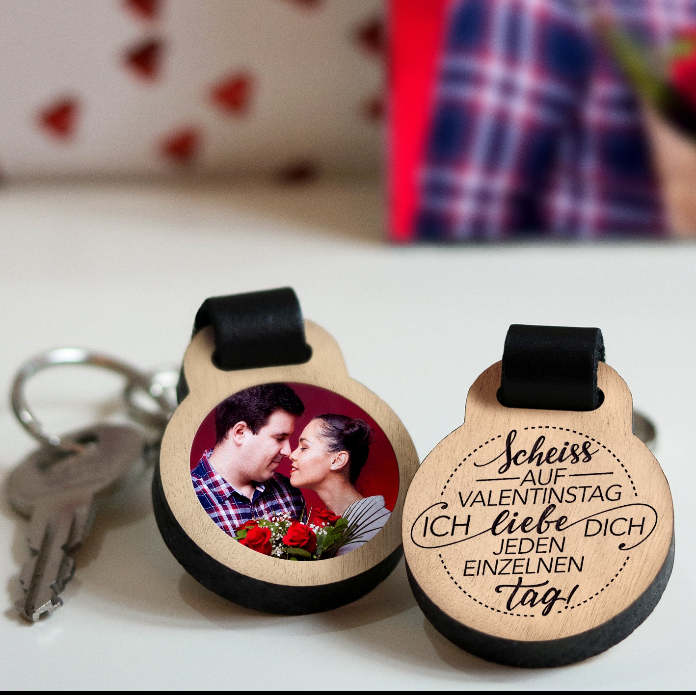 Premium Schlüsselanhänger aus Eichenholz mit kratzfestem Foto und Gravur "Scheiß auf Valentinstag ich liebe dich jeden einzelnen Tag" Geschenkidee Valentinstag