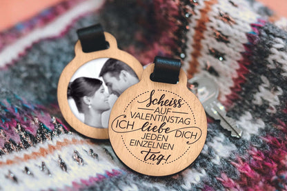 Foto Schlüsselanhänger aus Nussbaumholz mit kratzfestem Foto und Gravur "Scheiß auf Valentinstag ich liebe dich..."  Geschenkidee Valentinstag
